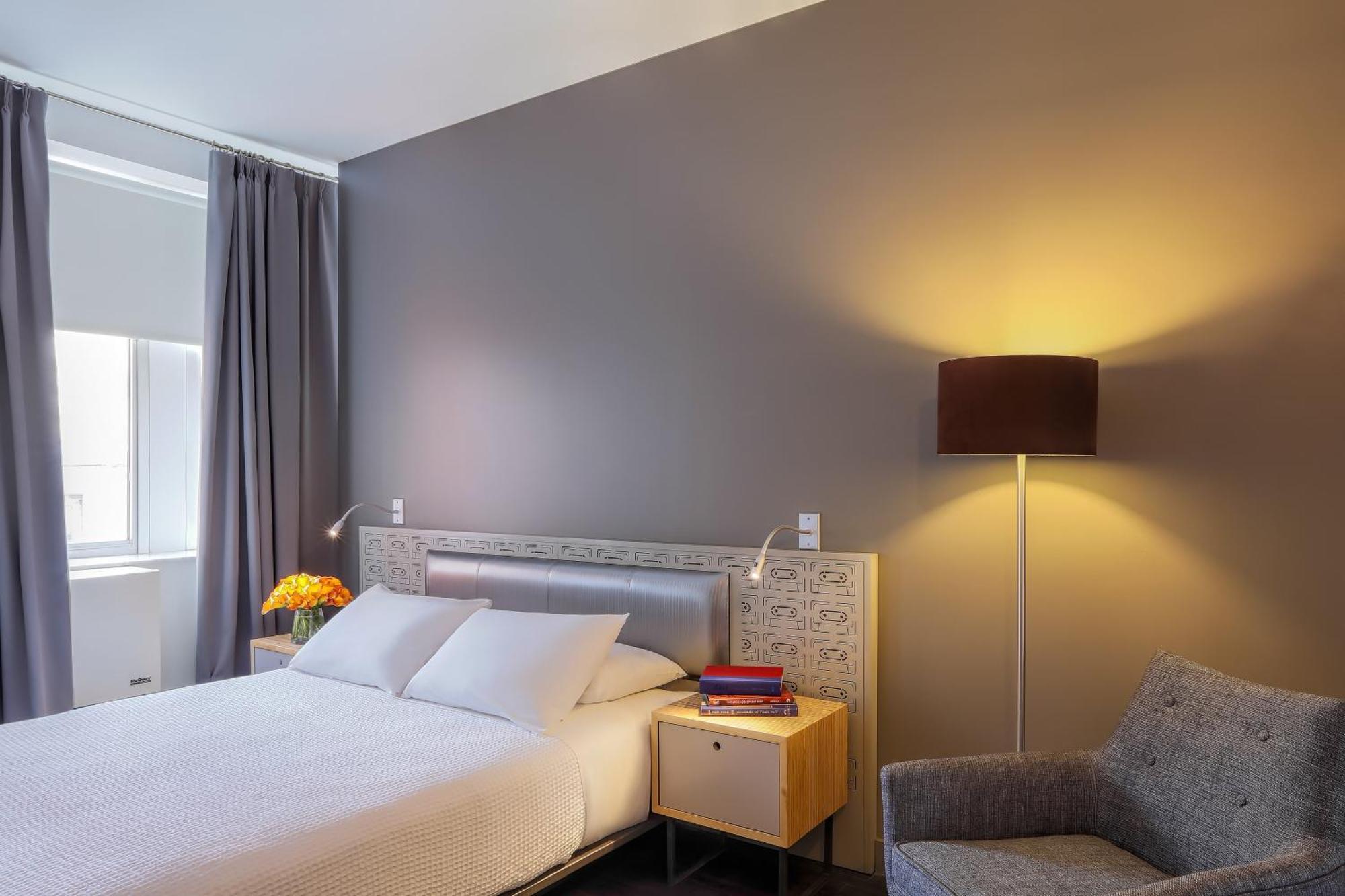 Kamer met Queensize Bed en Rolstoeltoegankelijke Douche - Geschikt voor Gasten met een Beperkte Mobiliteit