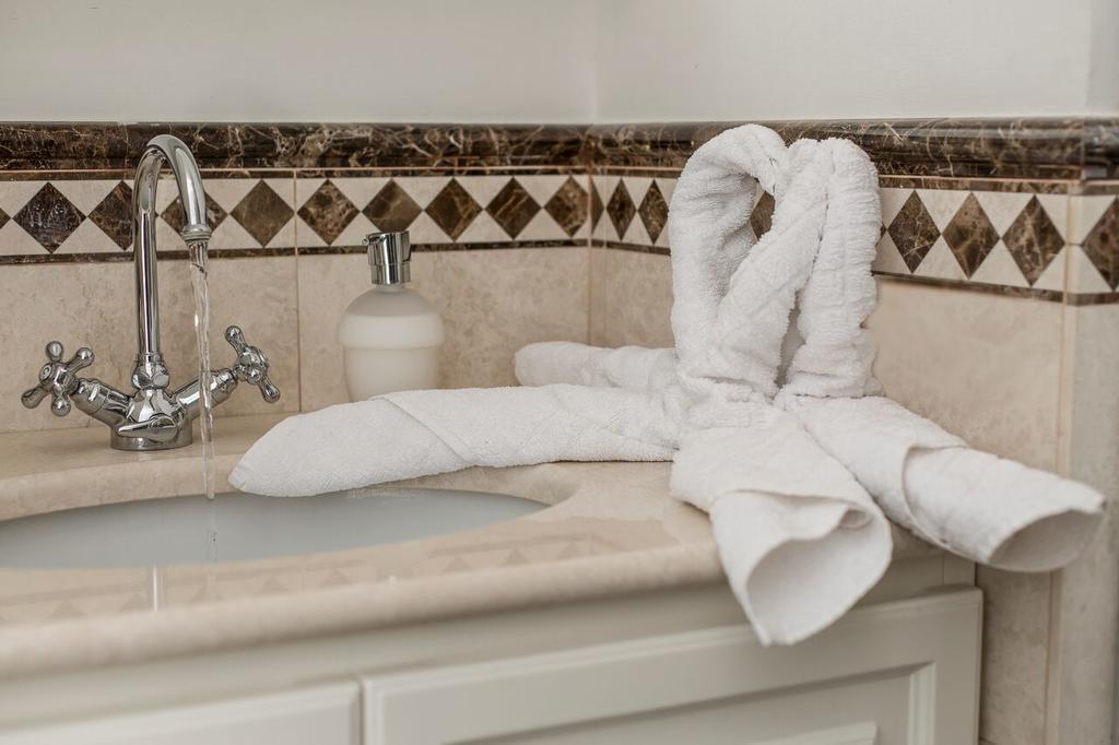 Tweepersoonskamer met 2 Aparte Bedden en Eigen Externe Badkamer