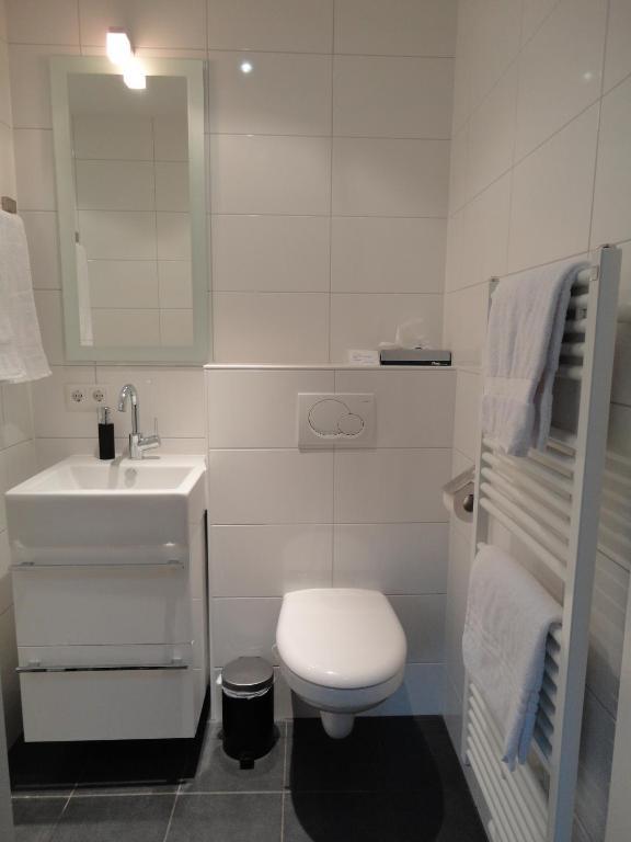 Economy Tweepersoonskamer met 2 Aparte Bedden en Eigen Badkamer