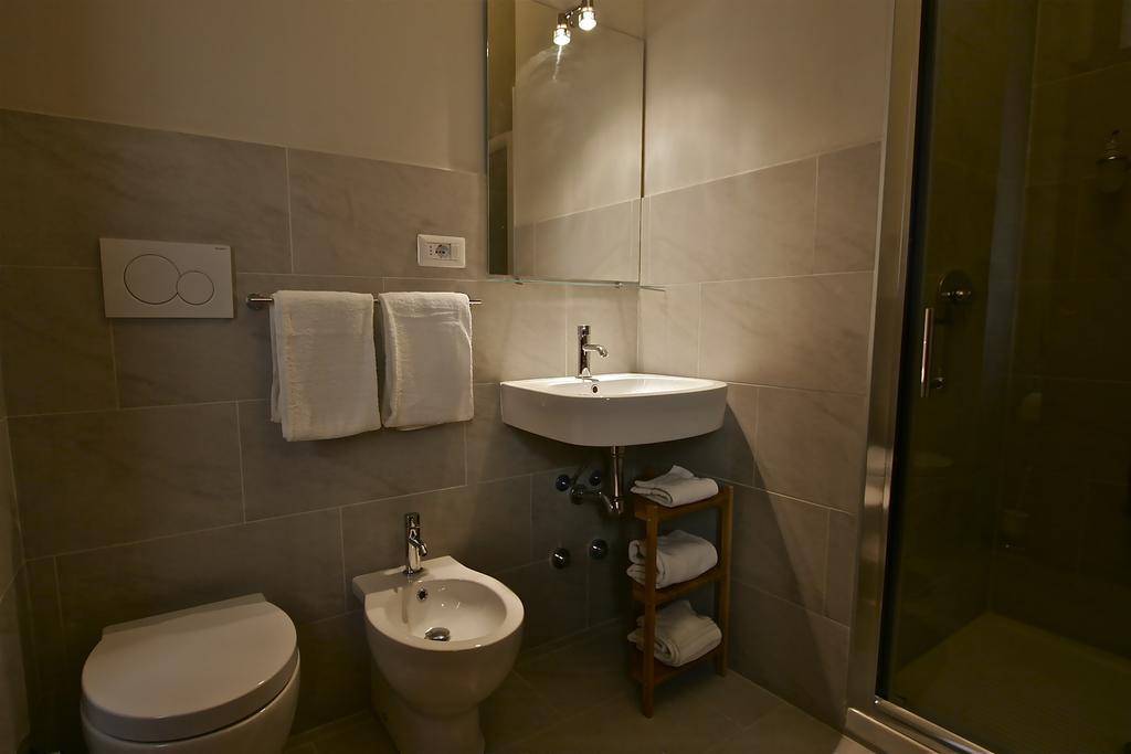 Tweepersoonskamer met 2 Aparte Bedden en Eigen Badkamer