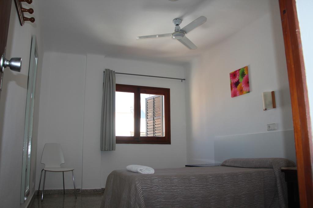 Deze driepersoonskamer heeft een gedeelde badkamer.