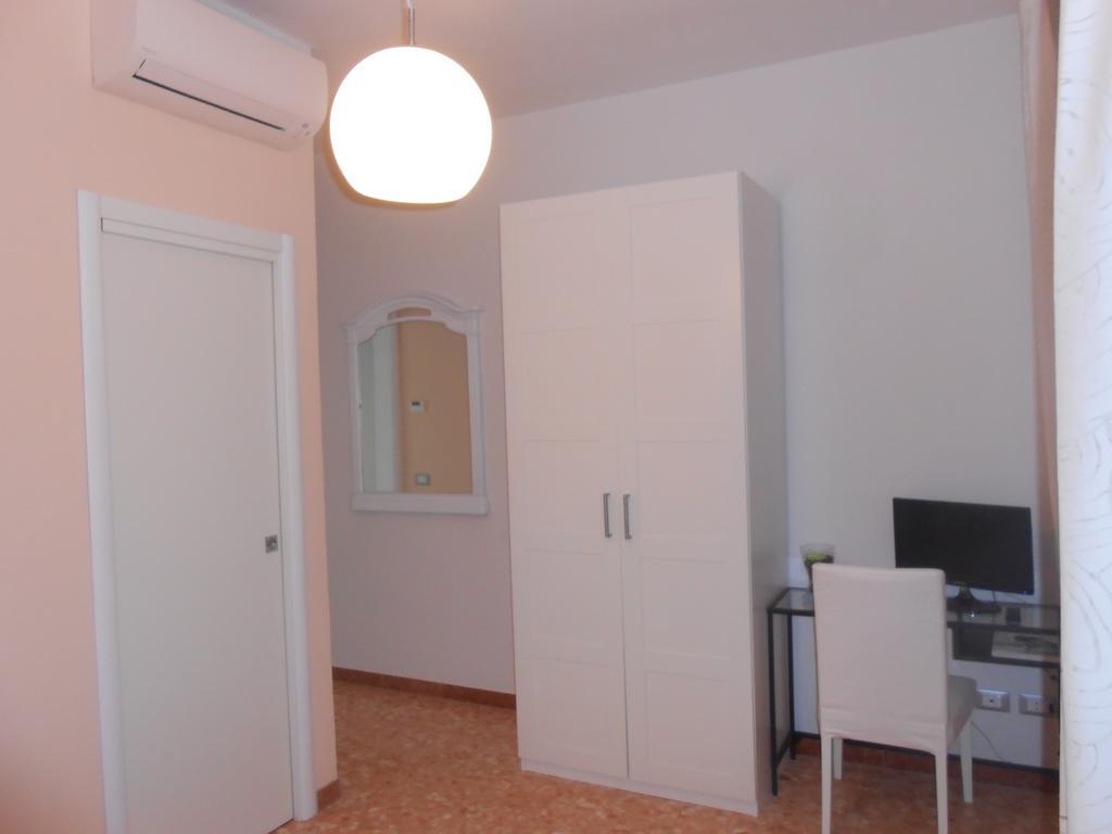 Tweepersoonskamer met 2 Aparte Bedden en Badkamer