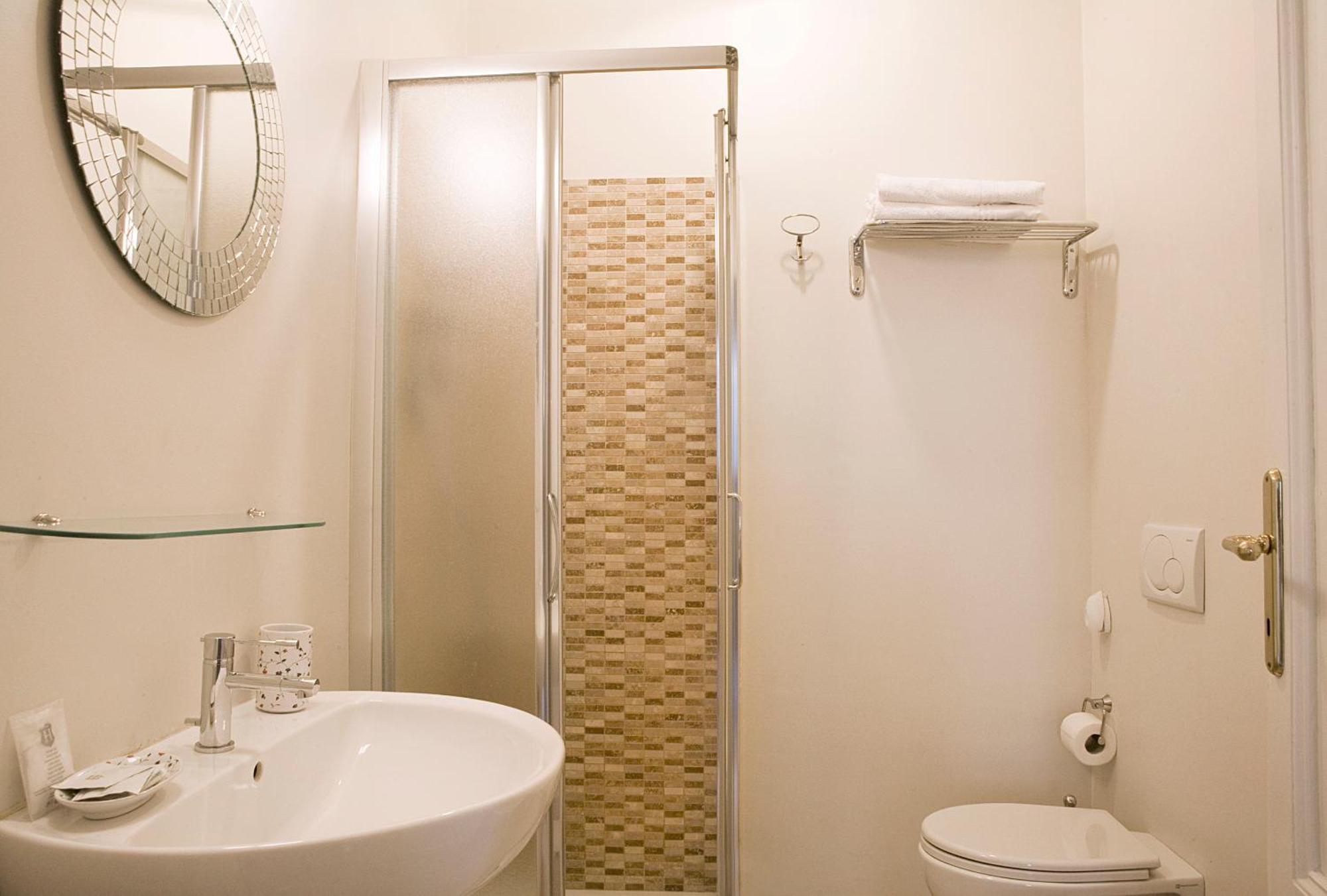 Tweepersoonskamer met een Eigen Externe Badkamer
