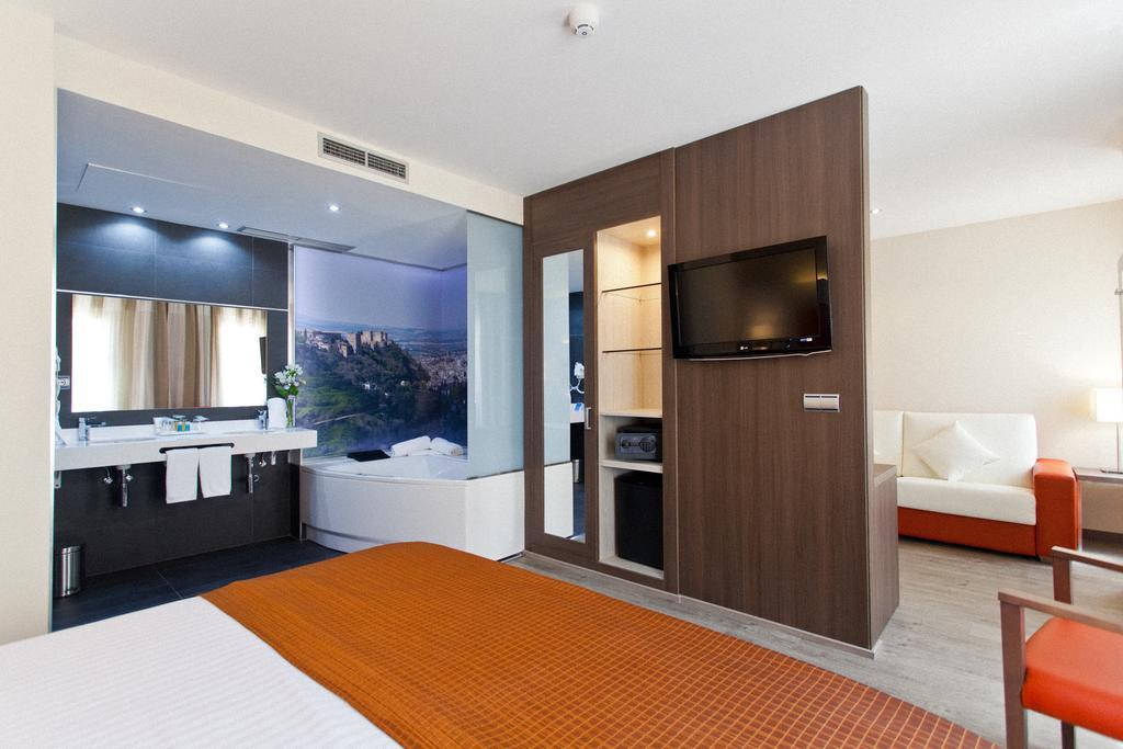 Queen Room Spa Bath