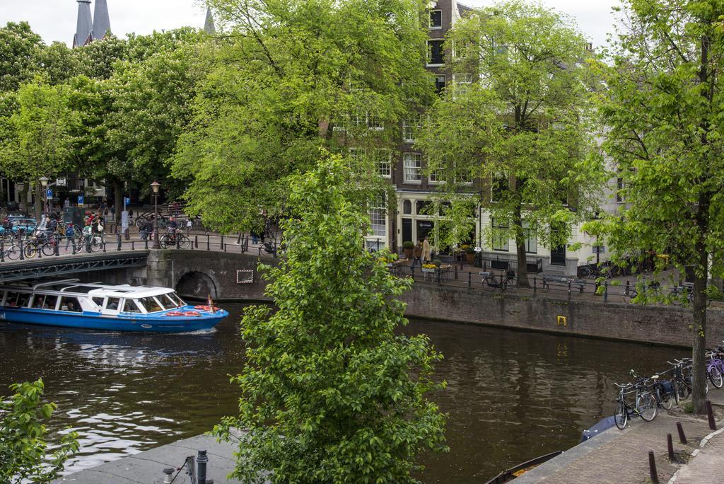 Kleine Tweepersoonskamer met Tweepersoonsbed en Uitzicht op de Gracht