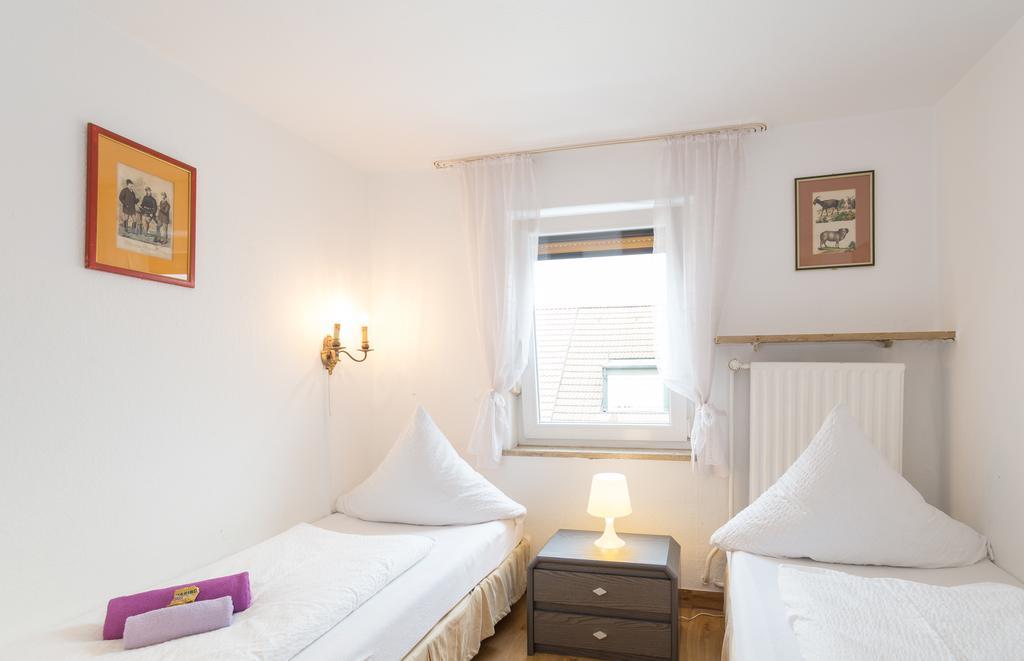 Tweepersoonskamer met 2 Aparte Bedden en Gedeelde Badkamer