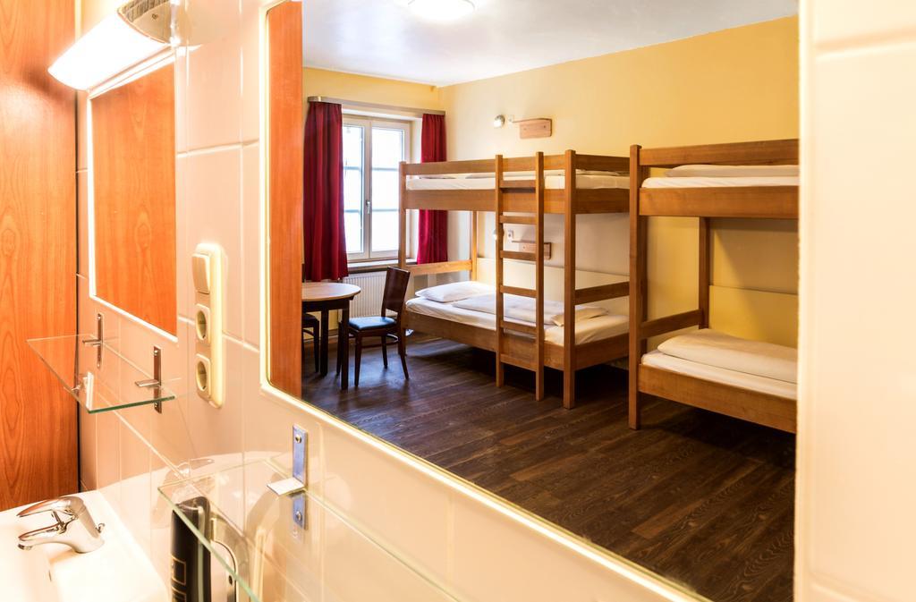 Vierpersoonskamer met Gedeelde Badkamer