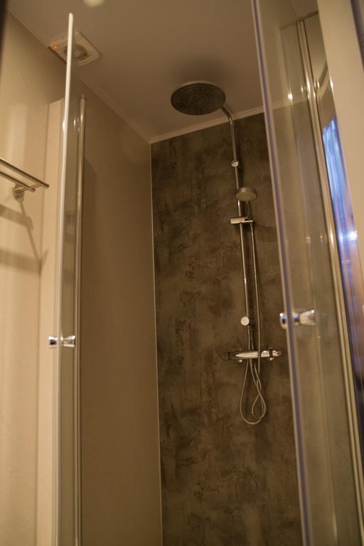 Eenpersoonskamer met Gedeelde Badkamer en Toilet