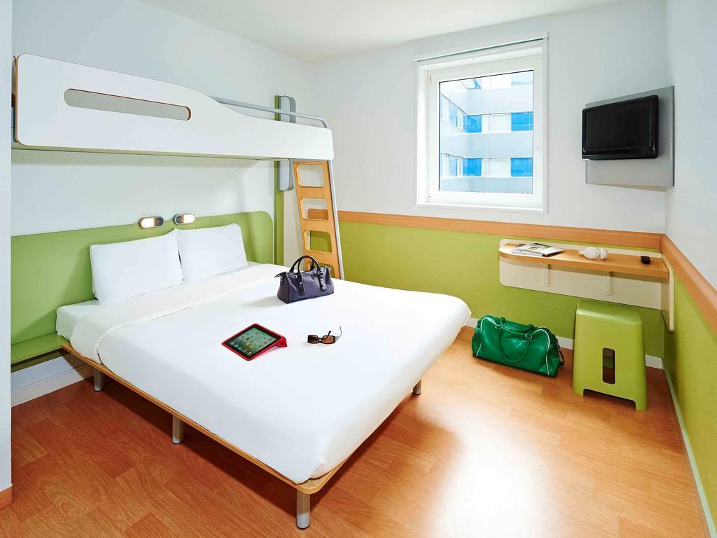 Standard kamer met 1 tweepersoonsbed en 1 stapelbed