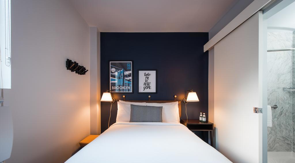 Moderne Kamer met Fullsize Bed