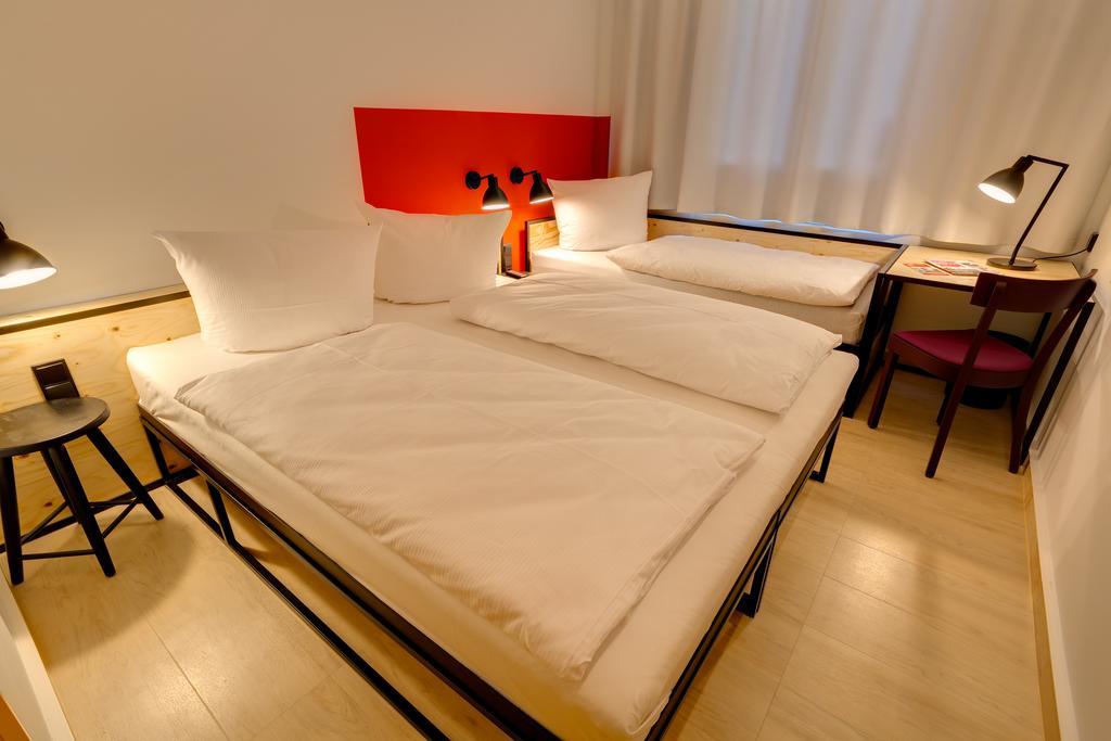 Driepersoonskamer met een tweepersoonsbed