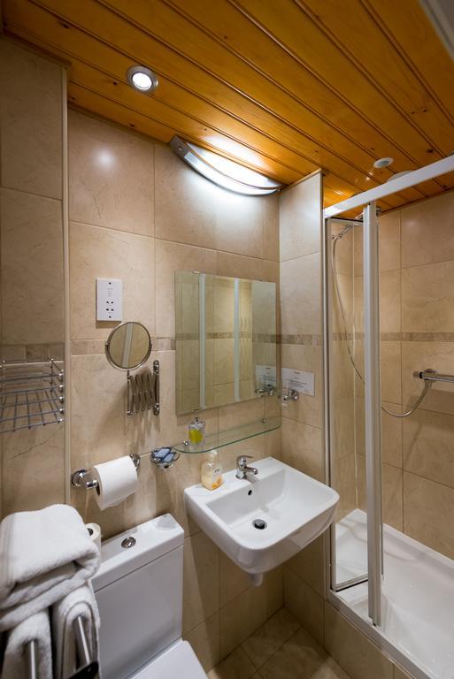 Tweepersoonskamer met Eigen Badkamer en Extra Bed