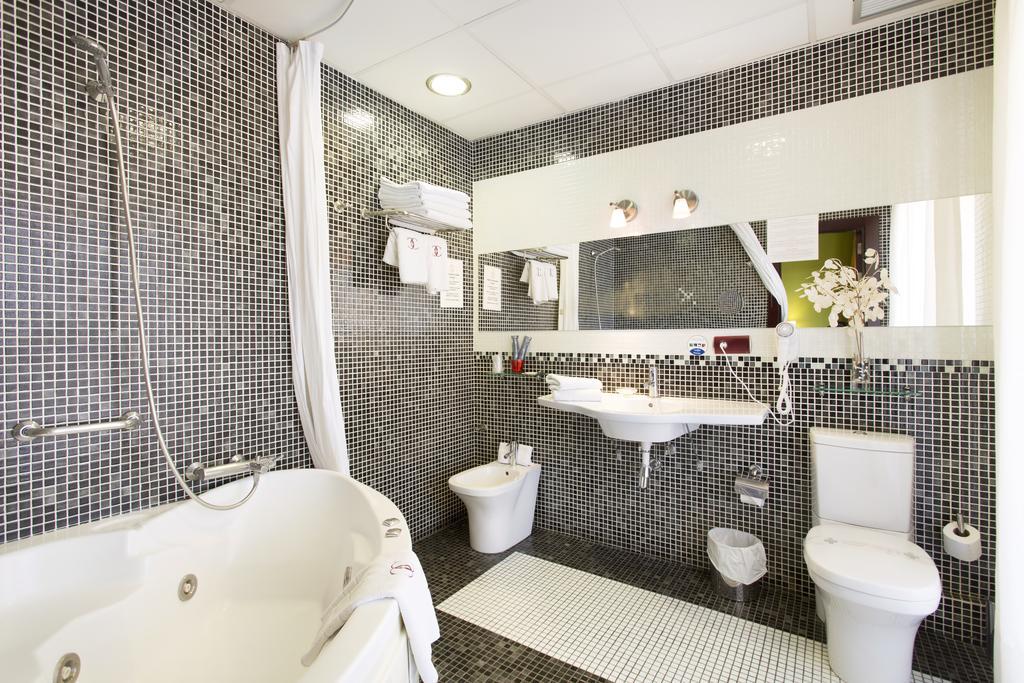 Queen Room Spa Bath