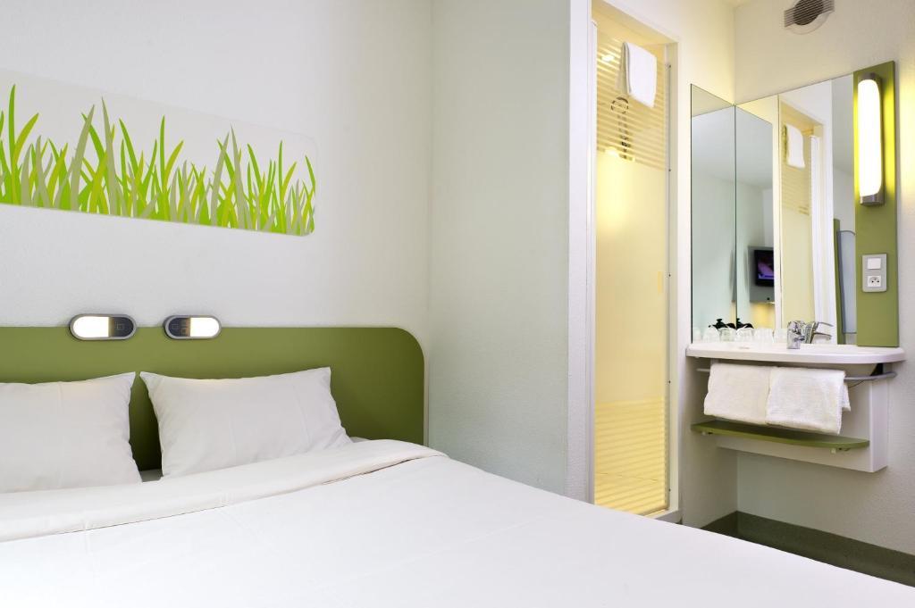 Driepersoonskamer met 1 Tweepersoonsbed en 1 Stapelbed