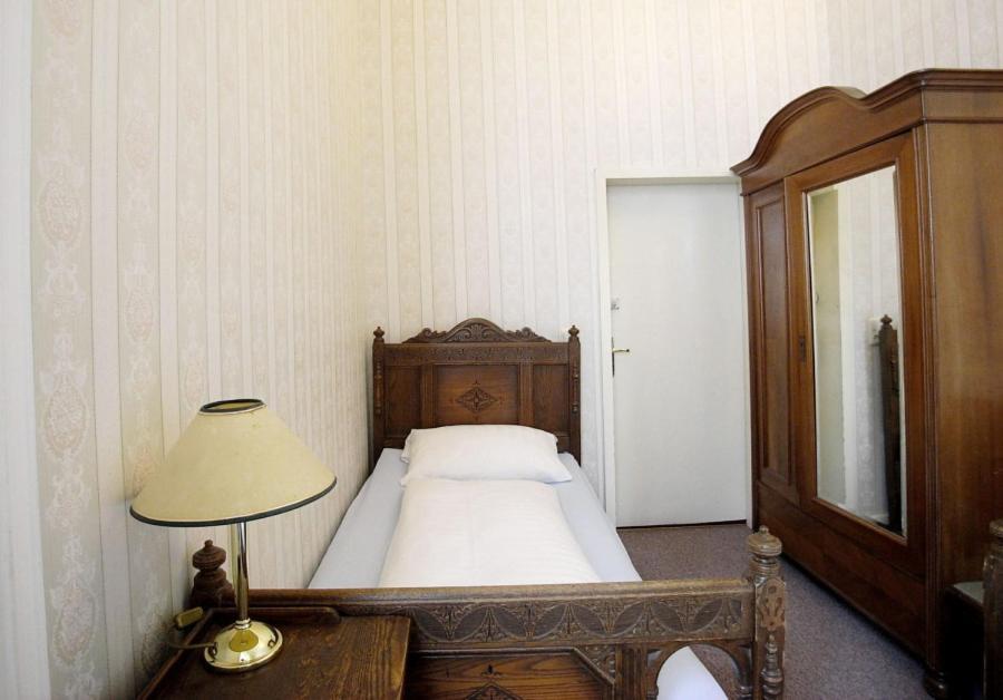 Kleine Eenpersoonskamer met Gedeelde Badkamer op de Gang