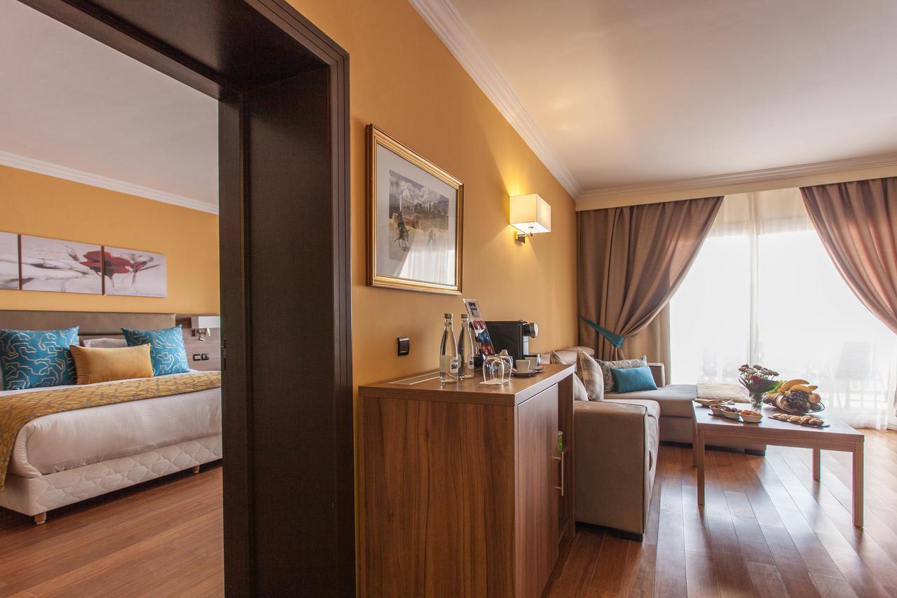 Prestige Suite Bubbelbad Twee Tweepersoonskamers met Uitzicht op het Zwembad