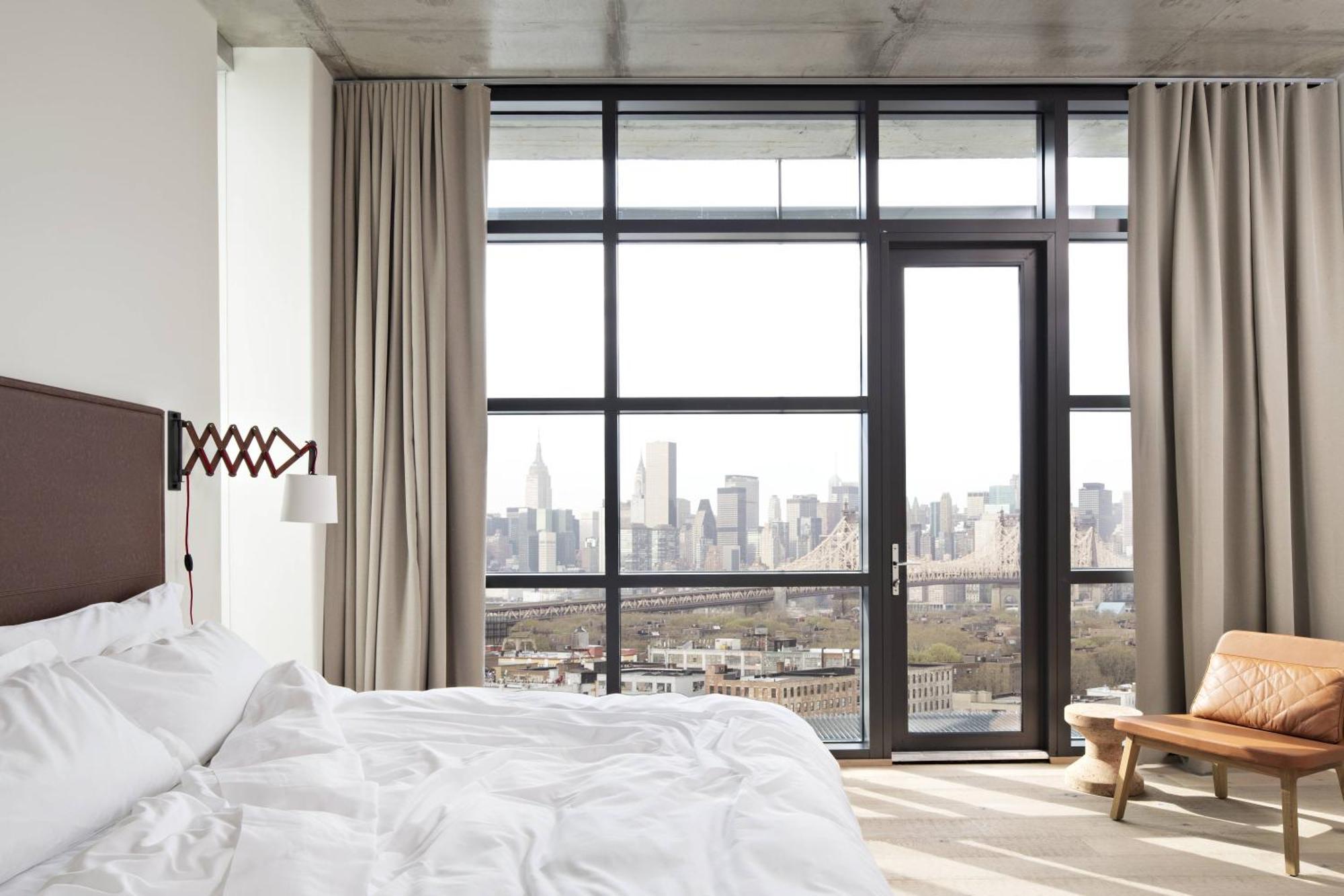 Corner Kamer met Kingsize Bed en Balkon met Uitzicht op Manhattan