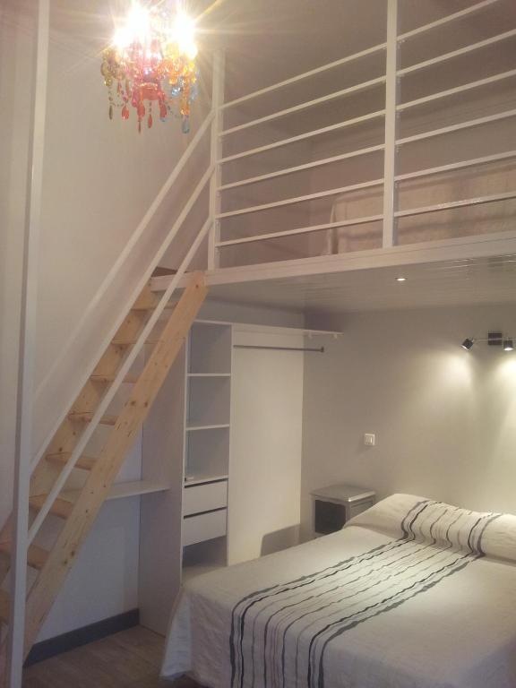 Driepersoonskamer met Mezzanine en Balkon met Uitzicht op de Binnenplaats