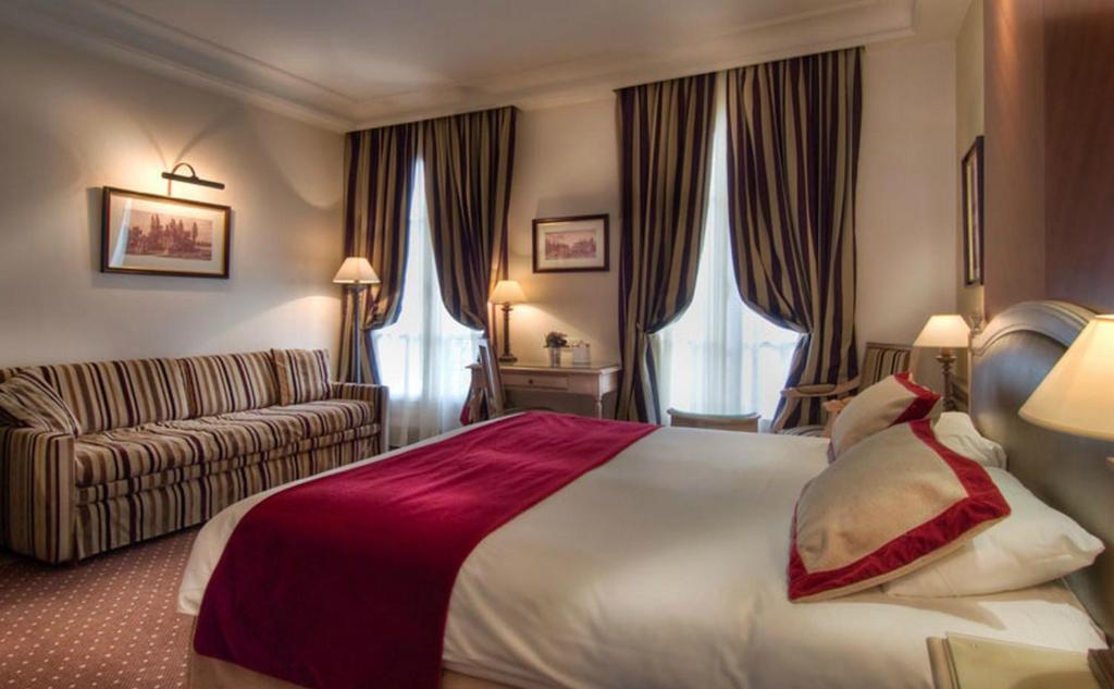 Familiekamer met Queensize Bed en Slaapbank