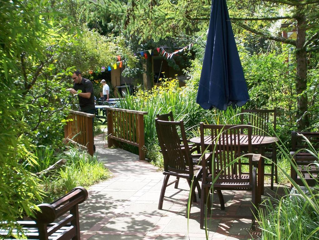Tweepersoonskamer met uitzicht op de tuin en balkon