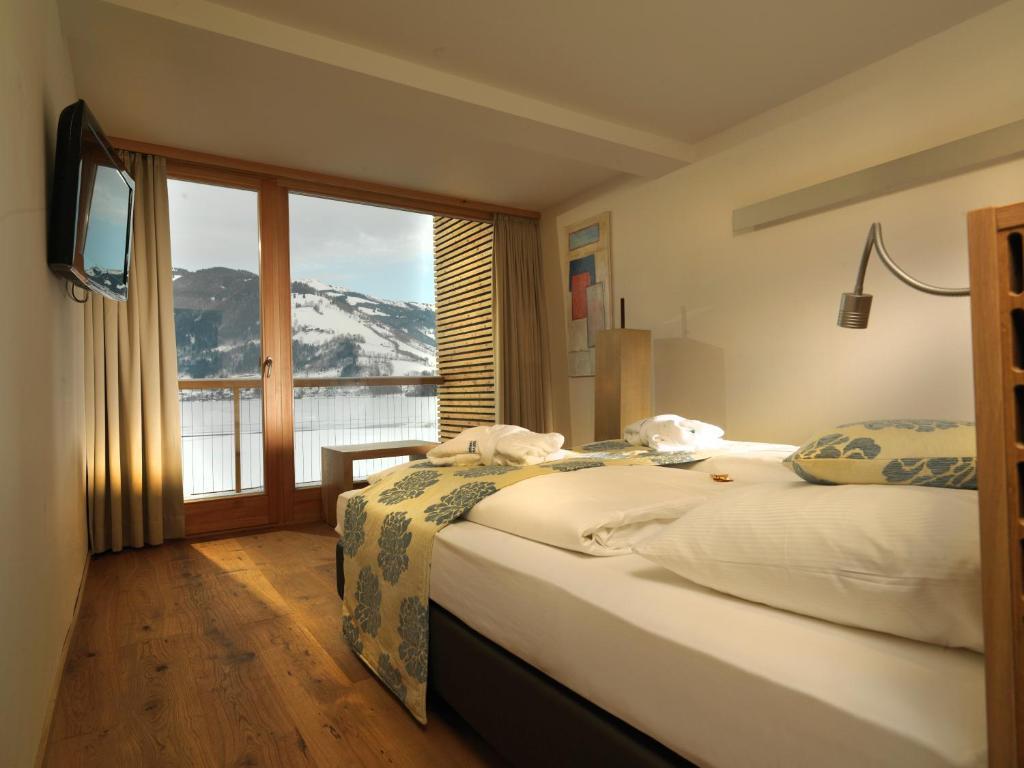 Standard Double Room with Lake View,63359386:JPEG