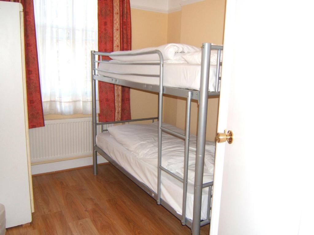 Tweepersoonskamer met 2 Aparte Bedden en Badkamer