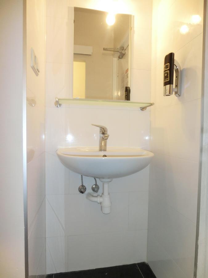 Basic Familiekamer (Zolderkamer) met Eigen Badkamer
