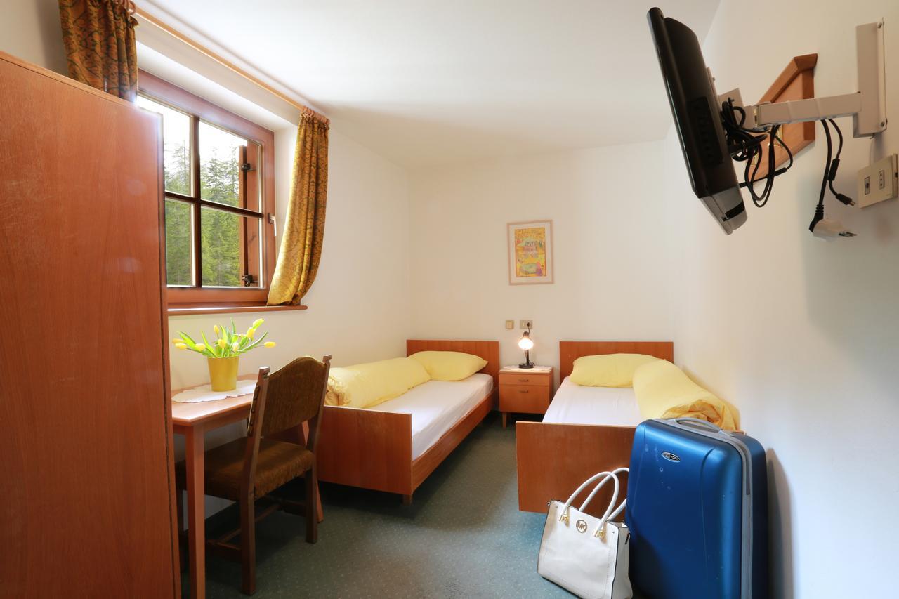 Tweepersoonskamer met 2 Aparte Bedden en Badkamer