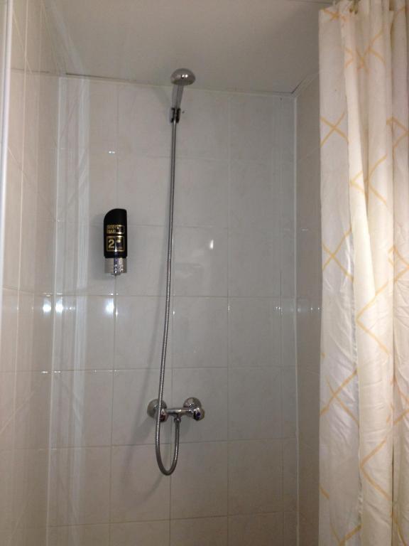Tweepersoonskamer met 2 Aparte Bedden en Gedeelde Badkamer