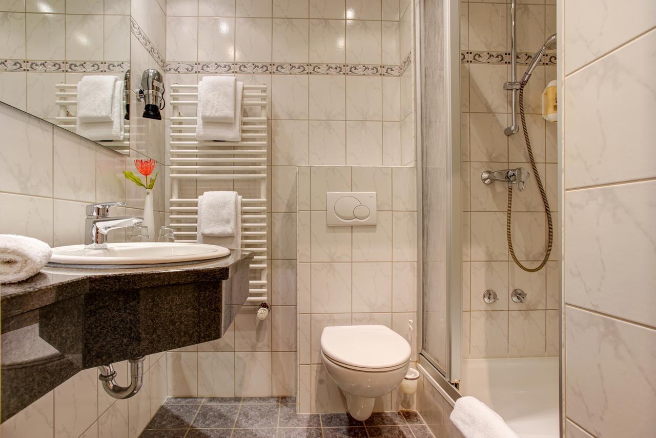 Driepersoonskamer met Badkamer