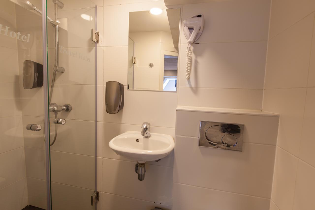 Vierpersoonskamer met eenpersoonsbedden