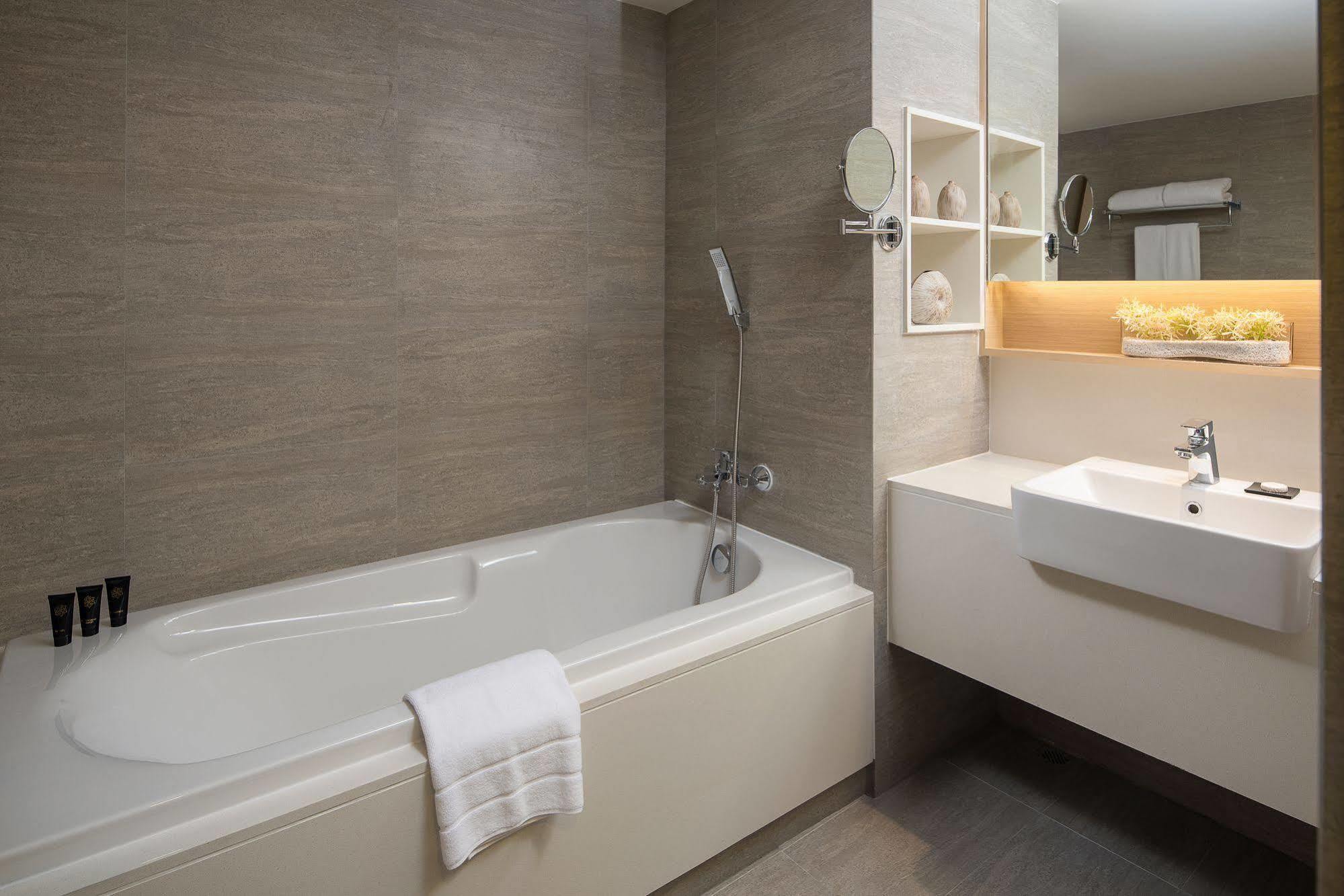 One Bedroom Suite Club Sky High Floors