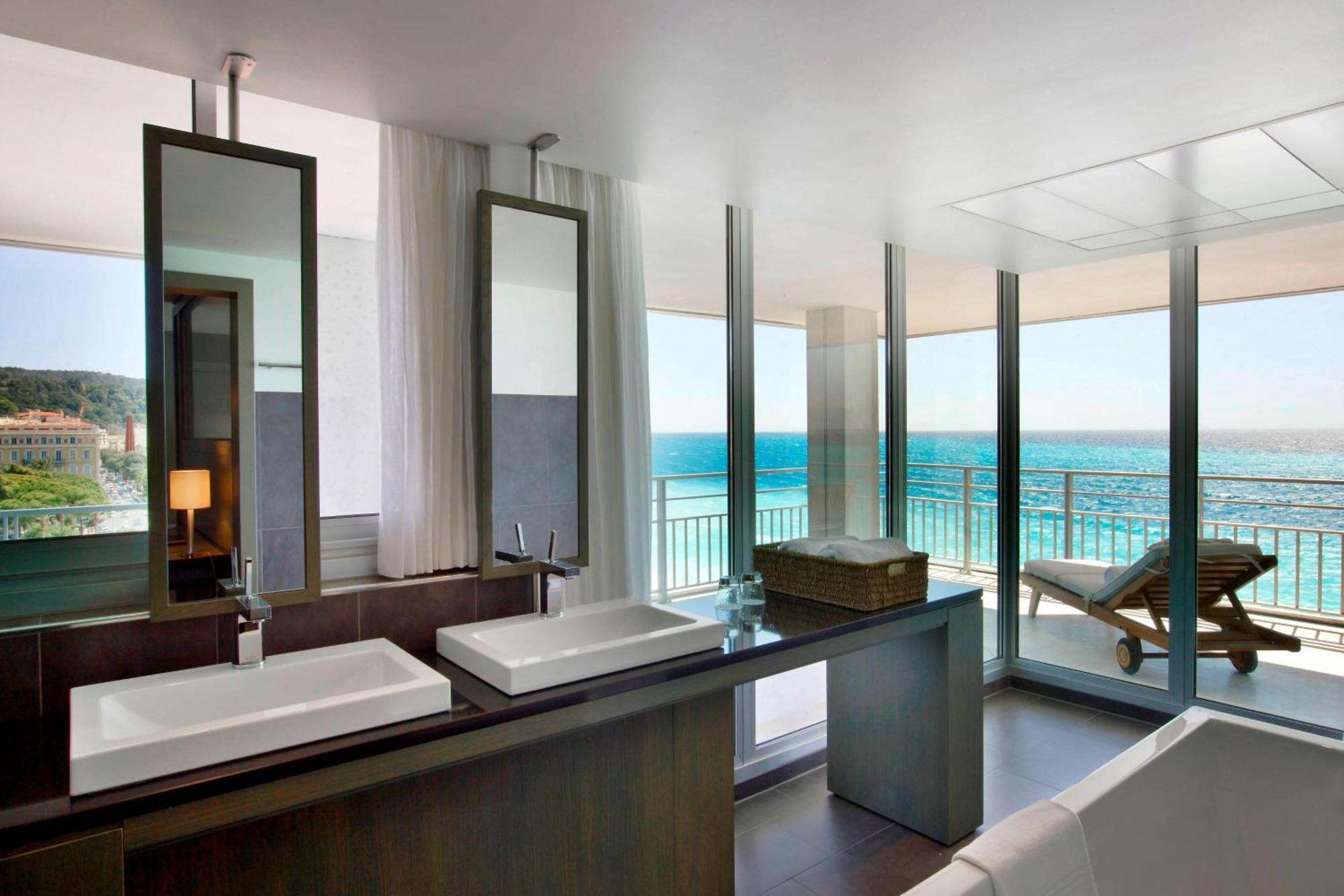 Junior Suite met Kingsize Bed en Panoramisch Uitzicht op Zee