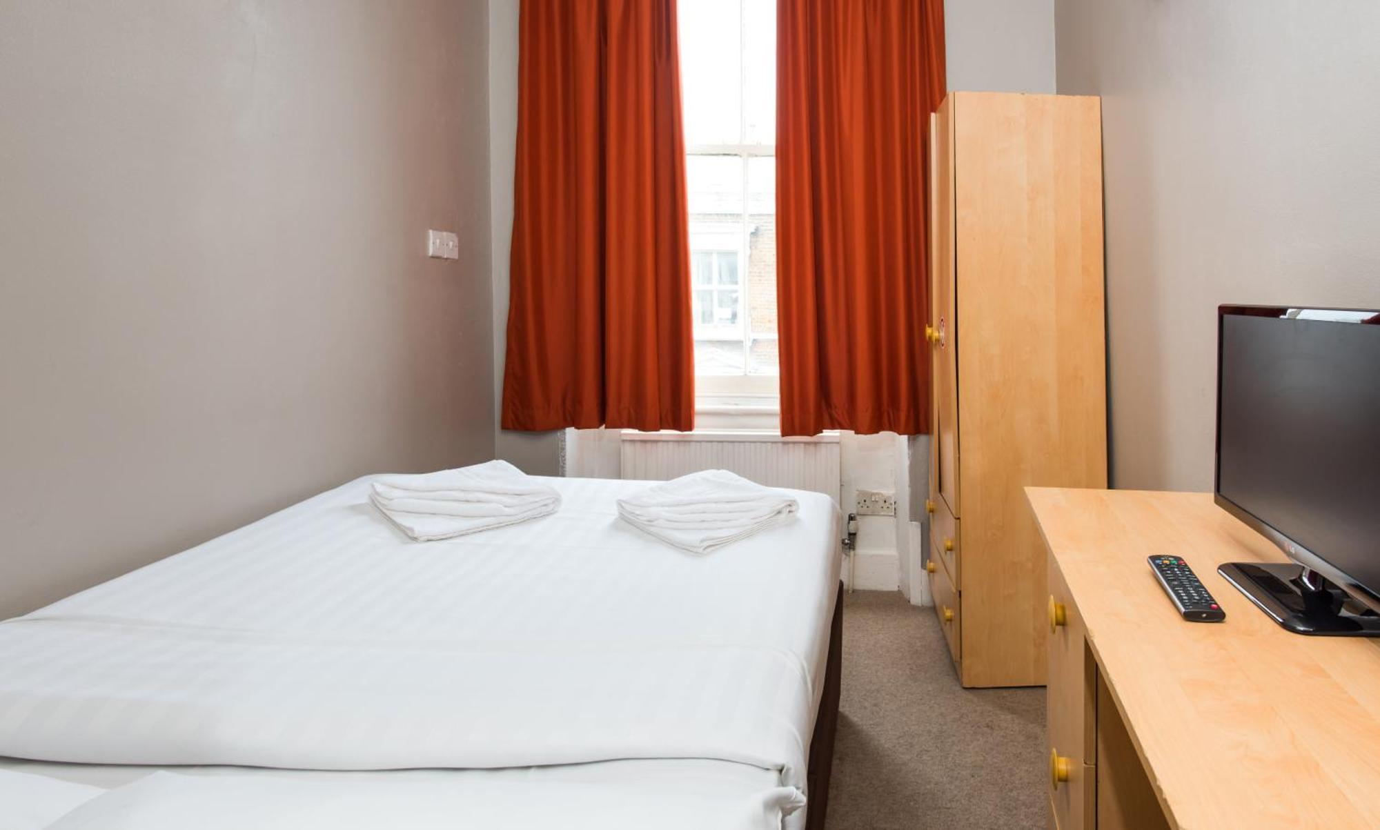 Tweepersoonskamer met Gedeelde Badkamer en Toilet