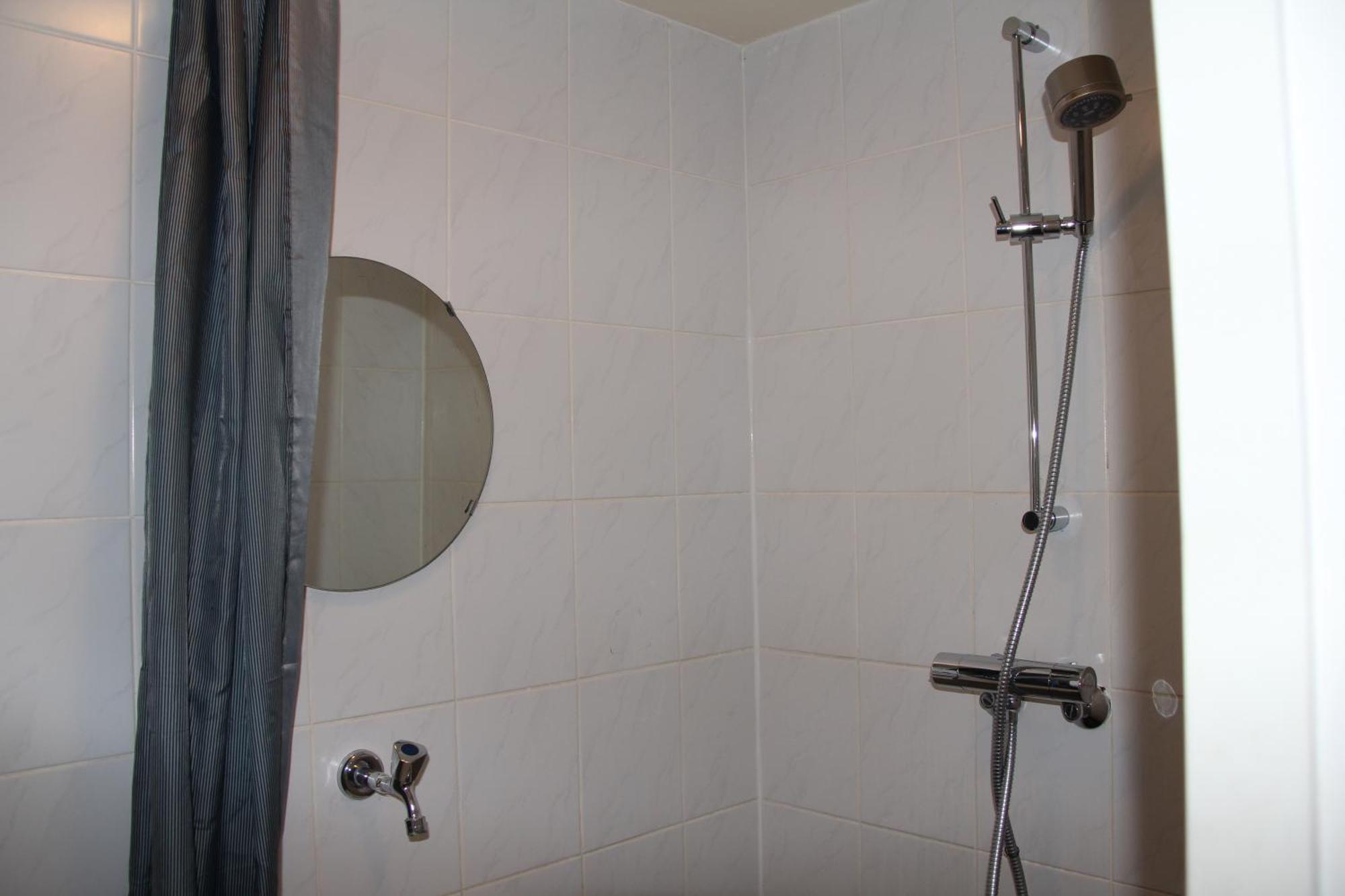 Basic Eenpersoonskamer met Gedeelde Badkamer