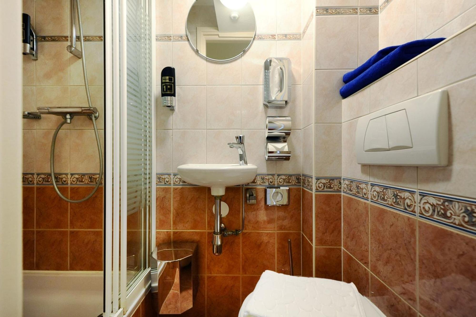 Single Room,688391919:JPEG