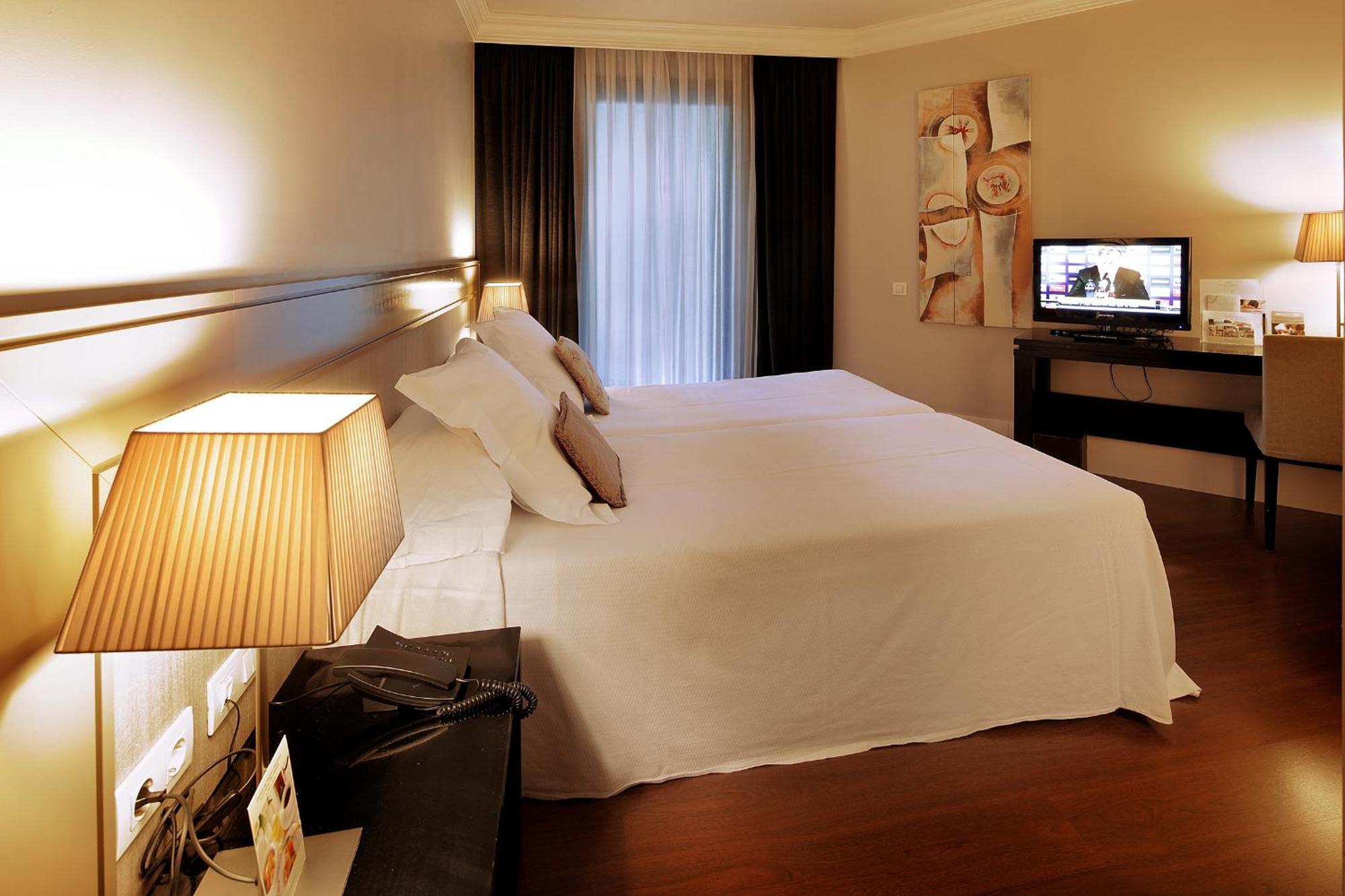 Kamer met 1 Groot Bed of 2 Aparte Bedden en Uitzicht op de Stad