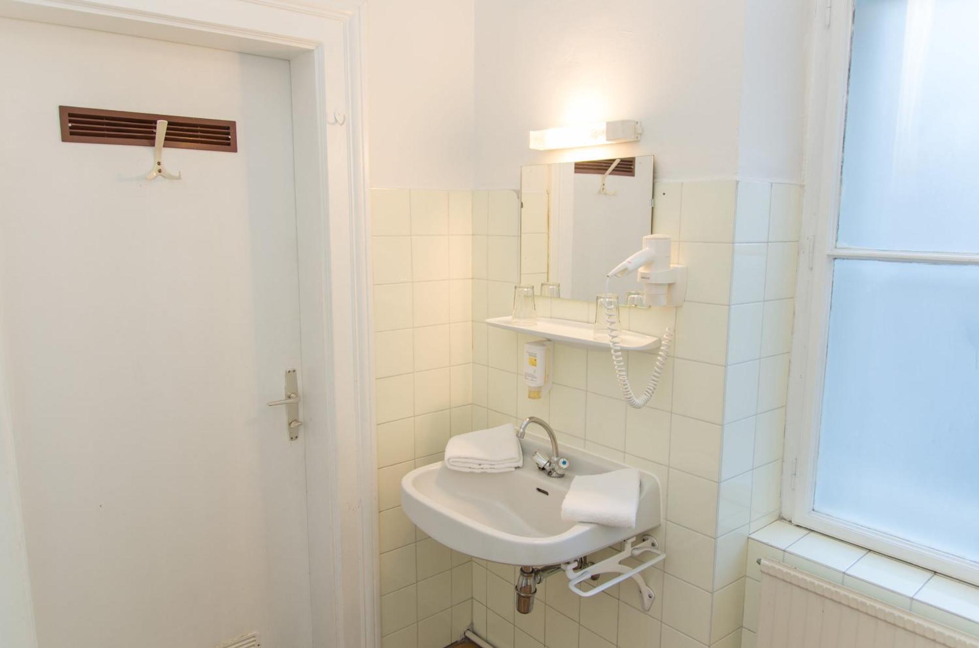 Tweepersoonskamer met Gedeelde Badkamer