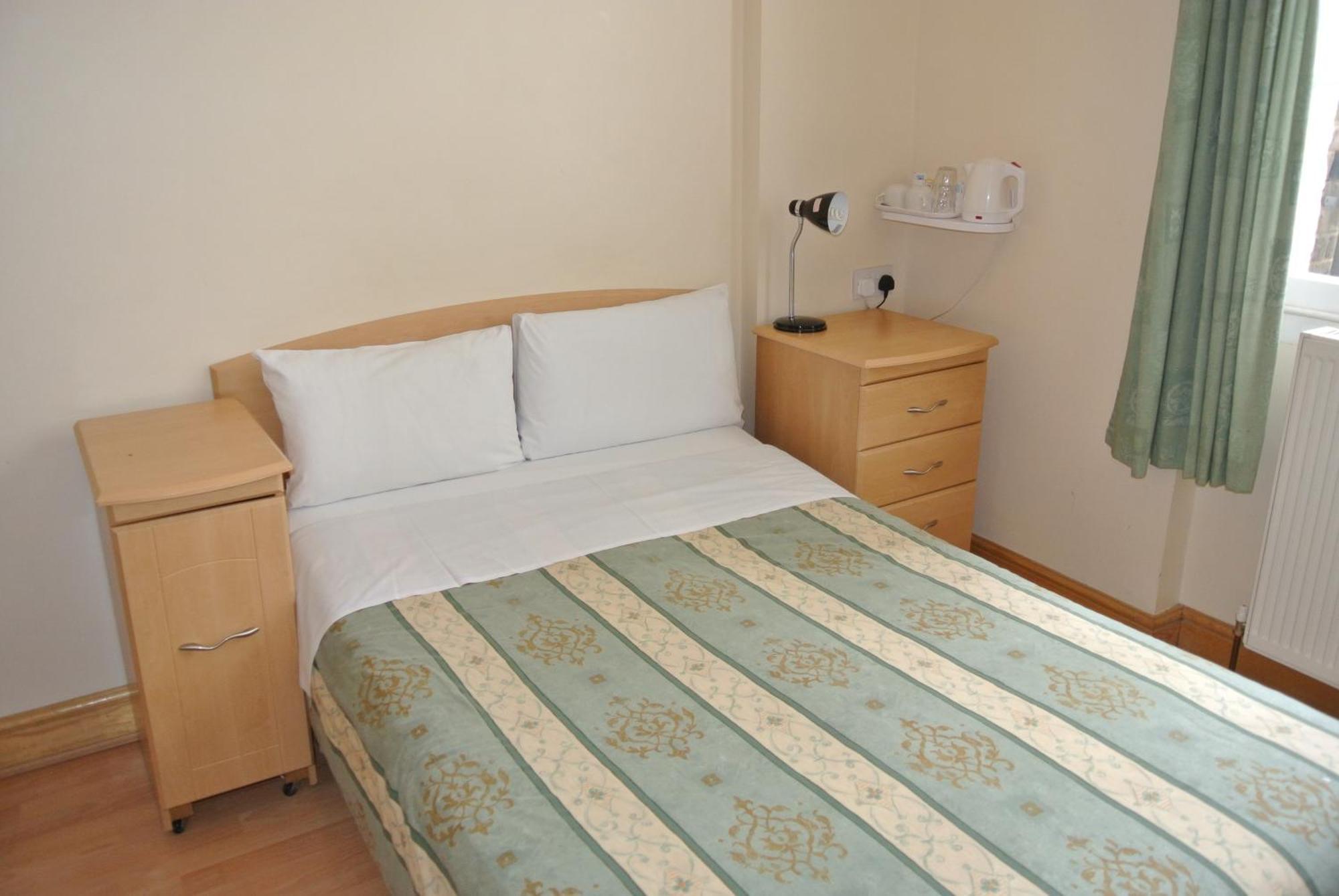 Tweepersoonskamer met Gedeelde Badkamer