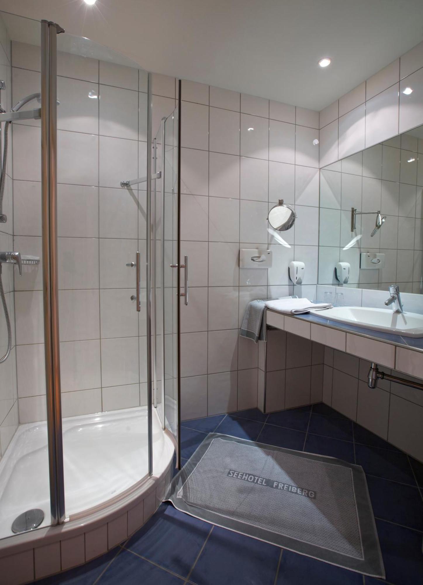 Deluxe Double Room Lake Access