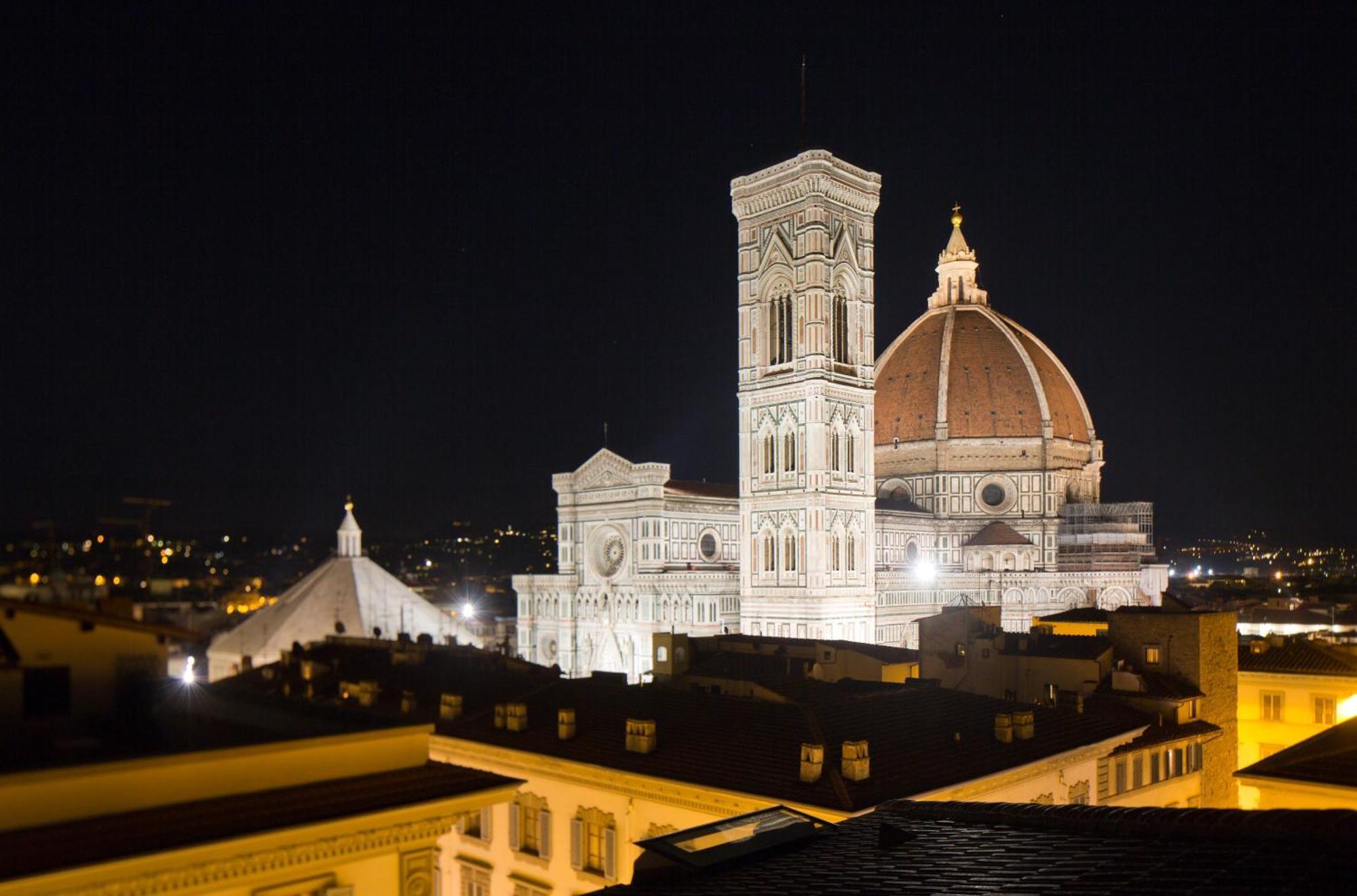 Open Ruimte met Panoramisch Terras en Uitzicht op de Duomo