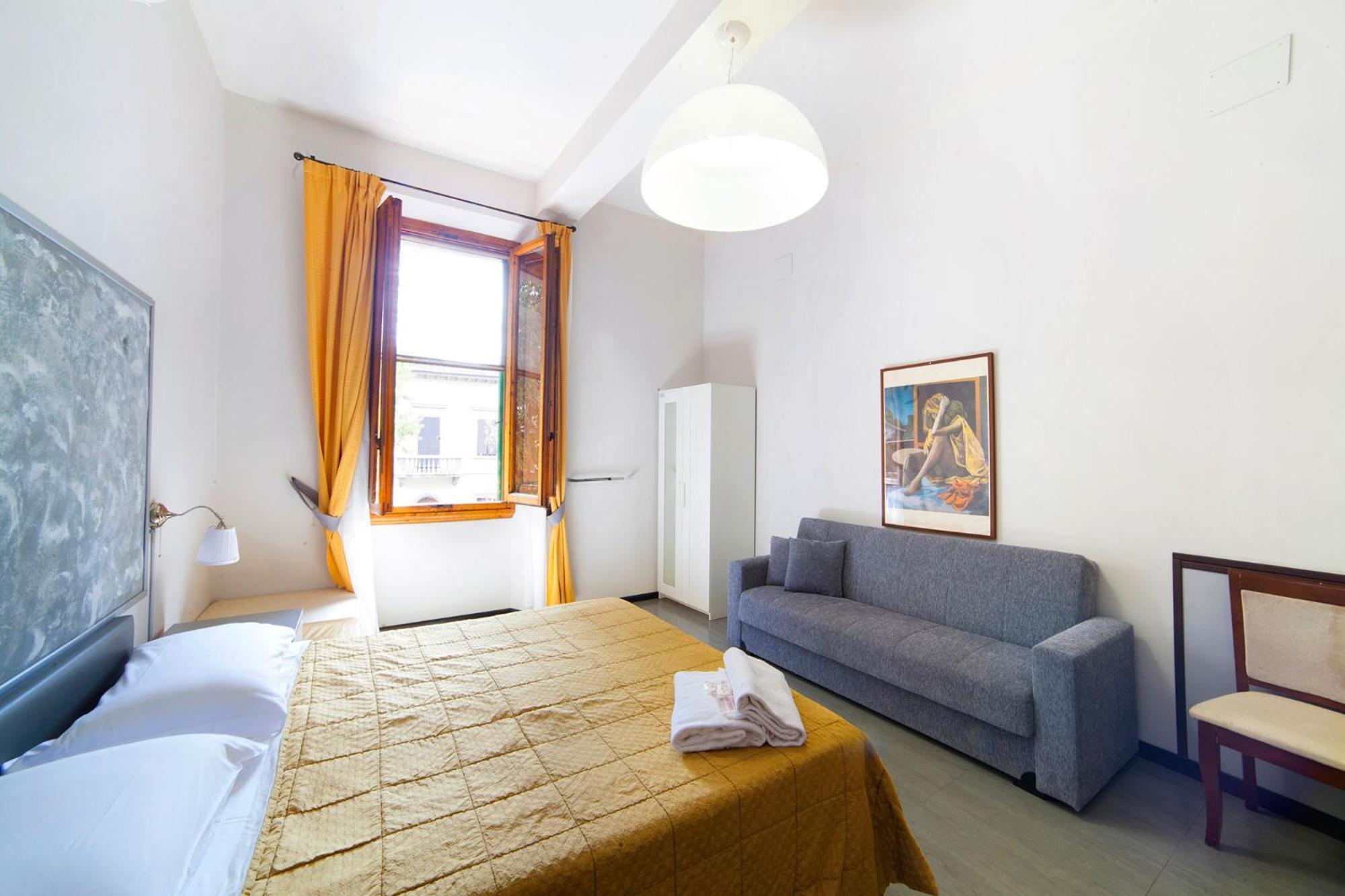Deze driepersoonskamer heeft een gedeelde badkamer.