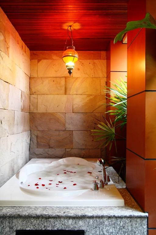 Deluxe Suite Spa Bath