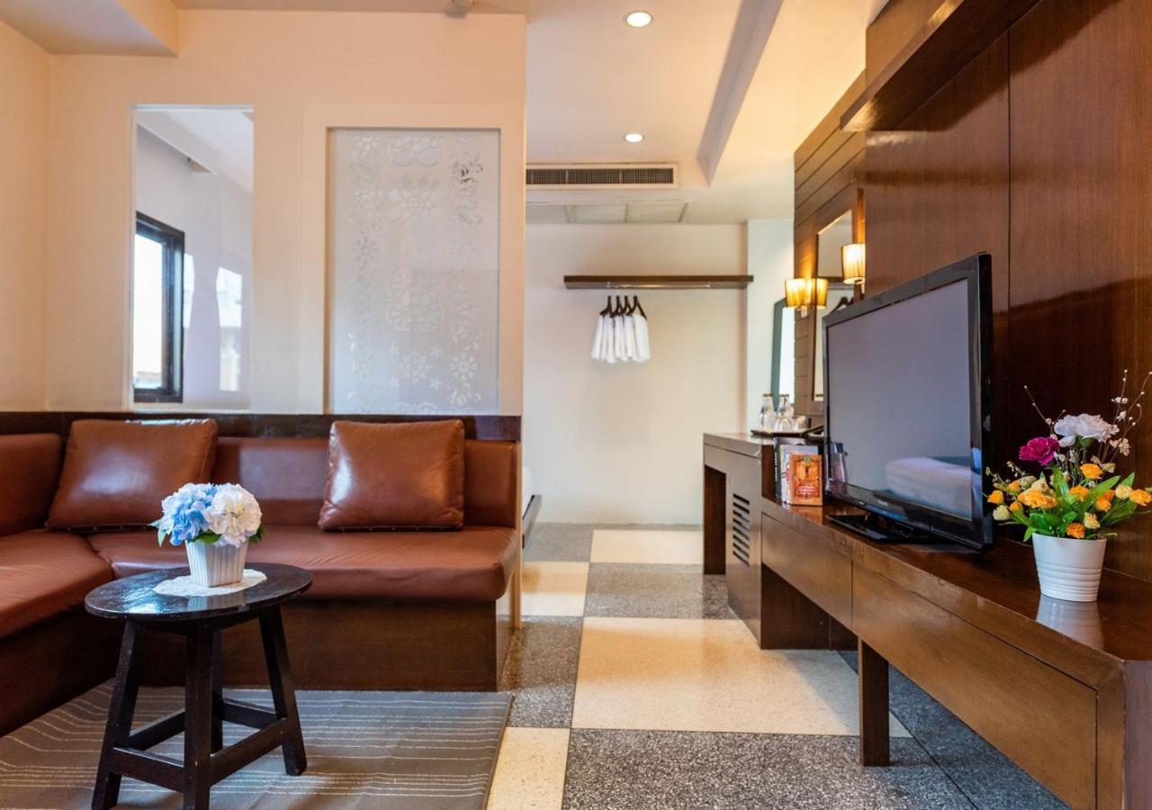 Superior Family Room Street Wing