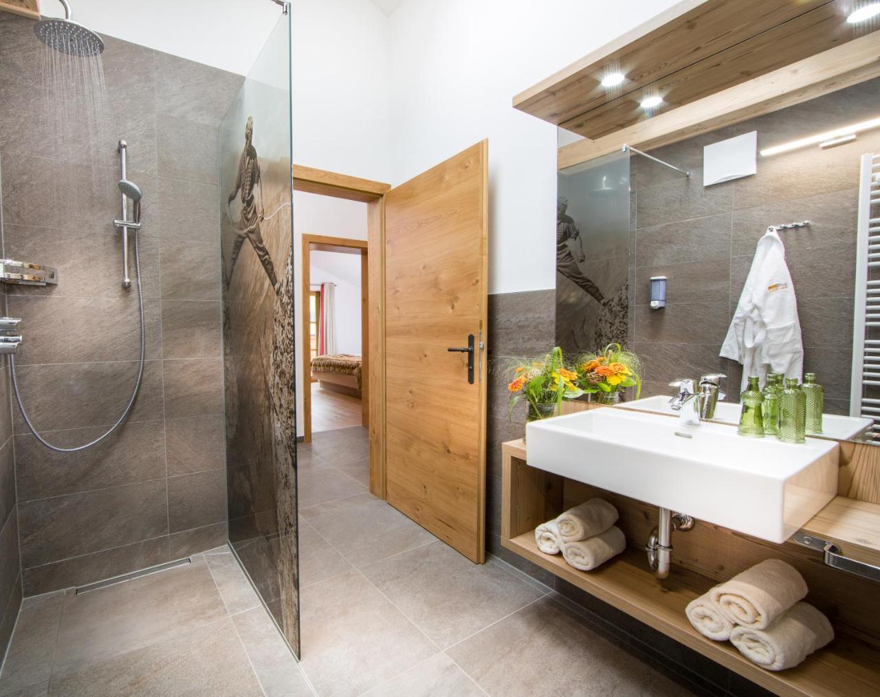 Deluxe five-bedroom Chalet Sauna