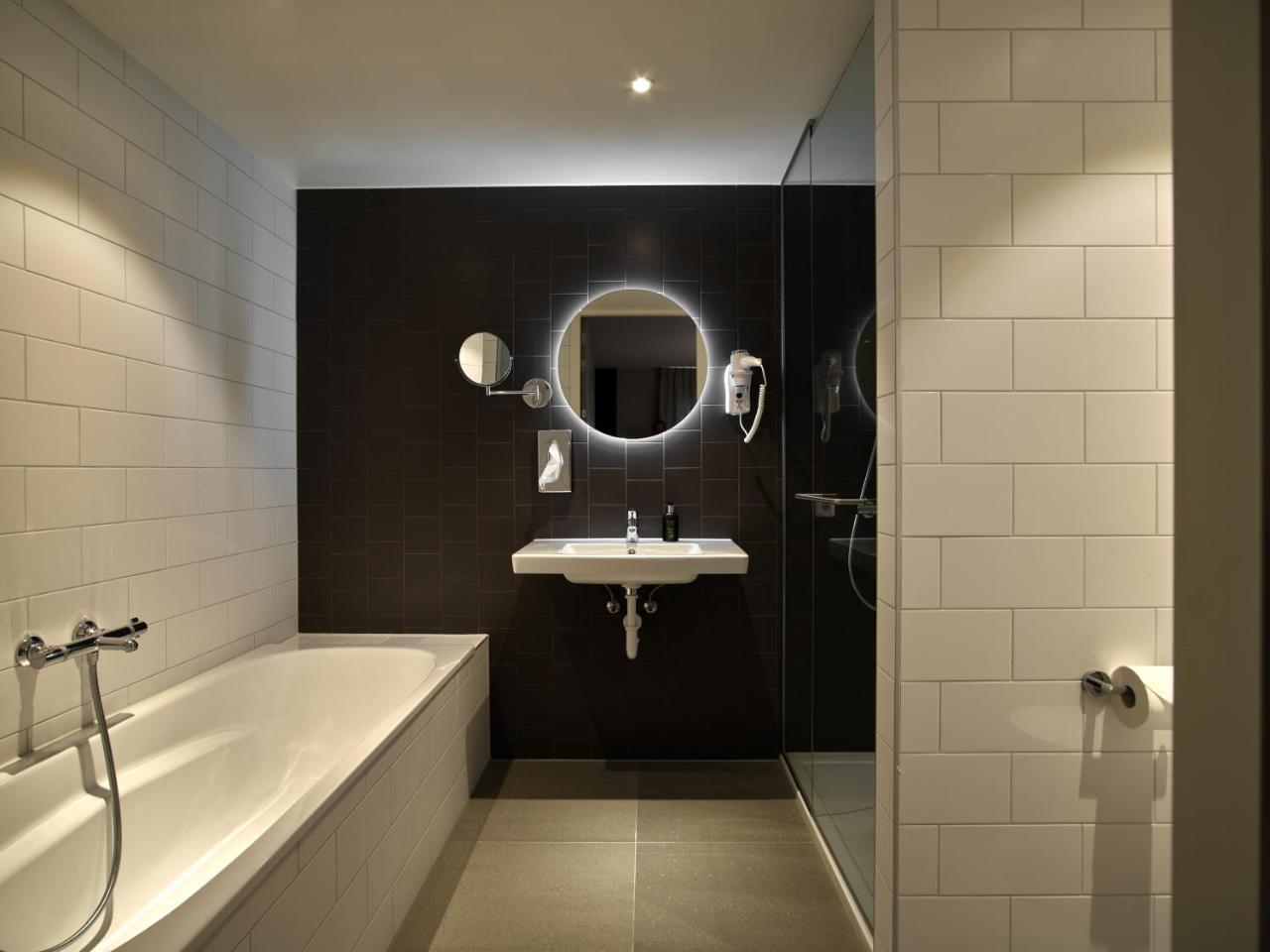 2-Bedroom Apartment Bath,1578454007:JPEG