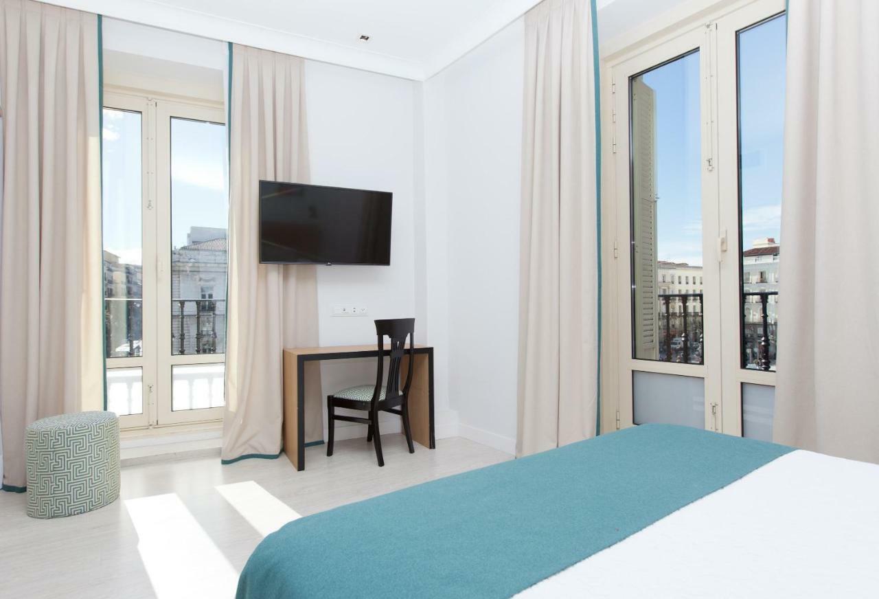 Two Connecting Double Rooms Puerta del Sol View