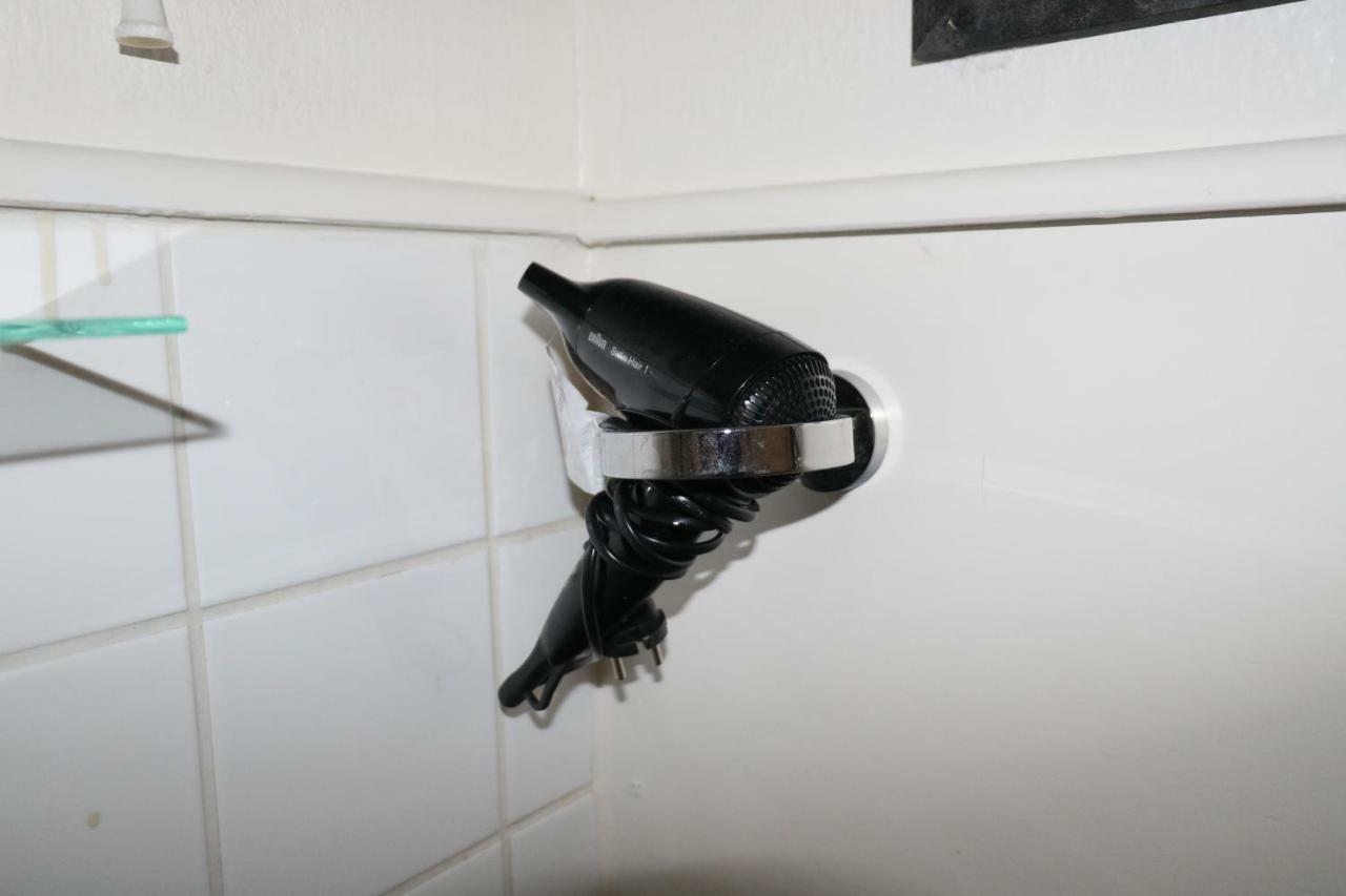 Tweepersoonskamer met 2 Aparte Bedden en Gedeelde Badkamer