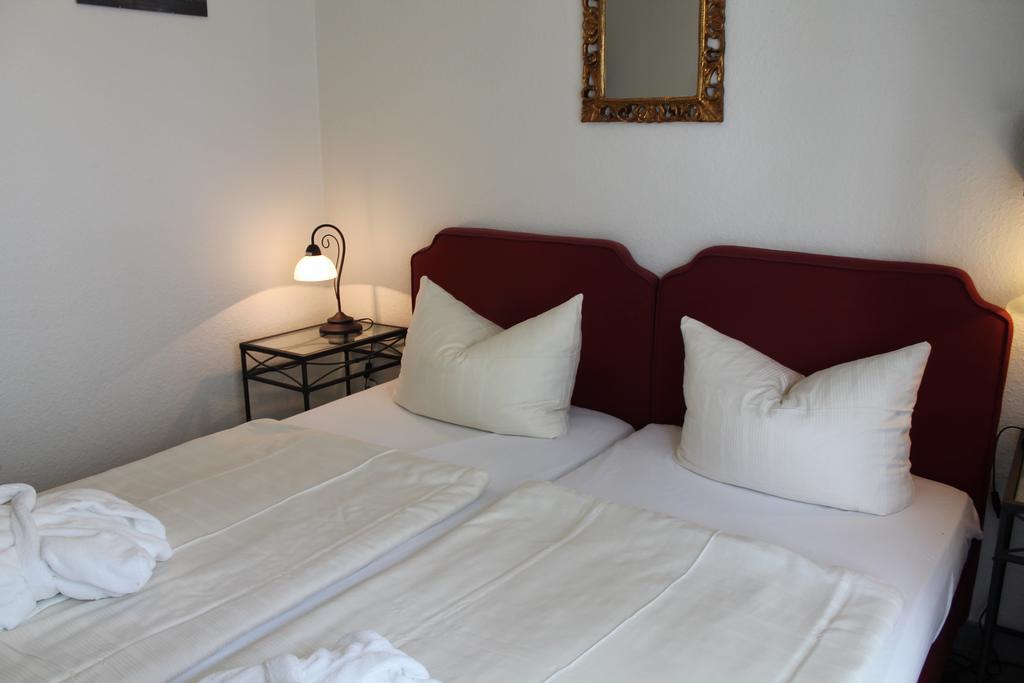 Kleine Tweepersoonskamer met 2 Aparte Bedden