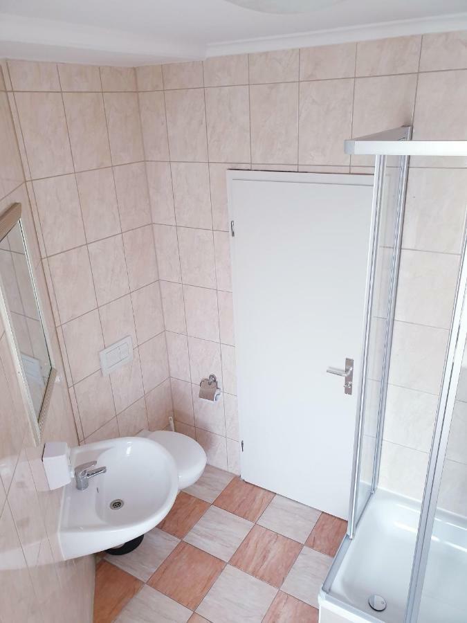 Standaard Tweepersoonskamer met 2 Aparte Bedden - Gedeelde Badkamer